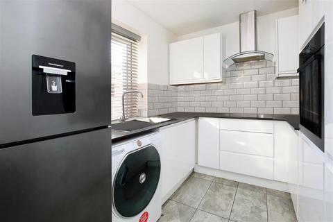 3 bedroom flat for sale, Hilltop Gardens, Dartford