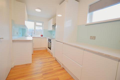 4 bedroom end of terrace house to rent, Amberley Road, Slough