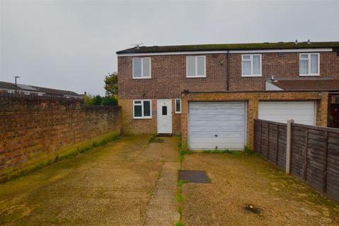 4 bedroom end of terrace house to rent, Amberley Road, Slough