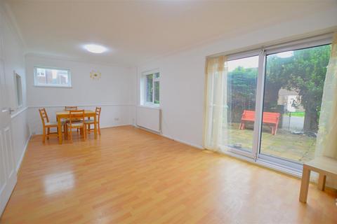 4 bedroom end of terrace house to rent, Amberley Road, Slough