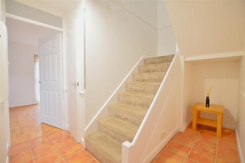 4 bedroom end of terrace house to rent, Amberley Road, Slough