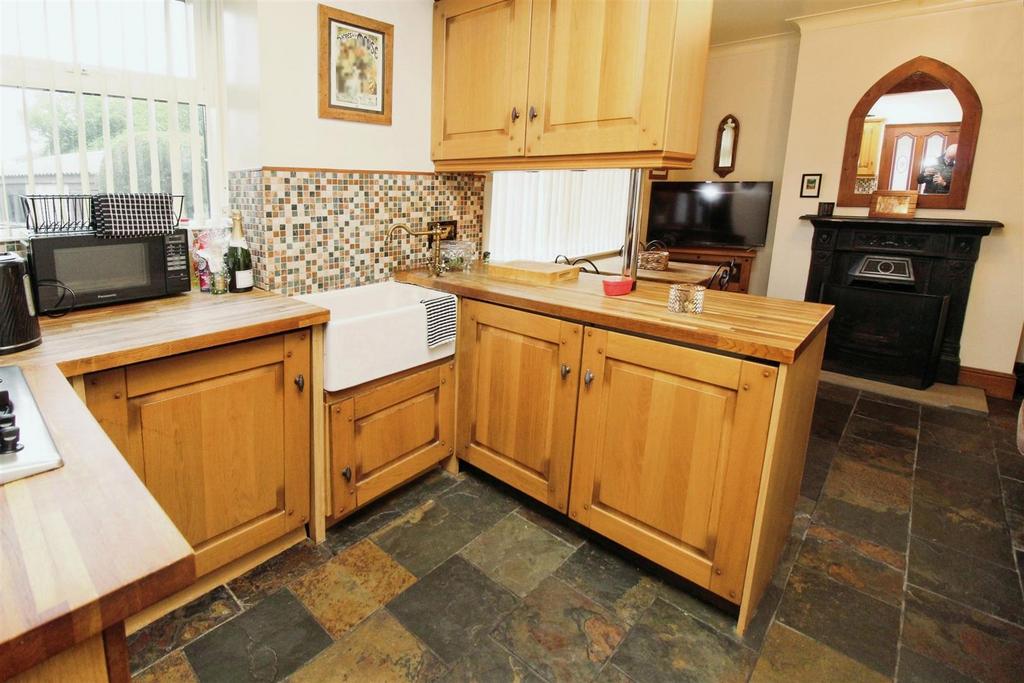 Cleckheaton Road, Bradford BD12 3 bed semidetached house for sale £