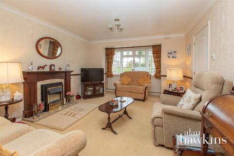 3 bedroom detached house for sale, Kingsley Avenue, Royal Wootton Bassett SN4 8