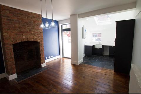 2 bedroom terraced house to rent, Kingshill Road, Chorlton, M21 9EZ