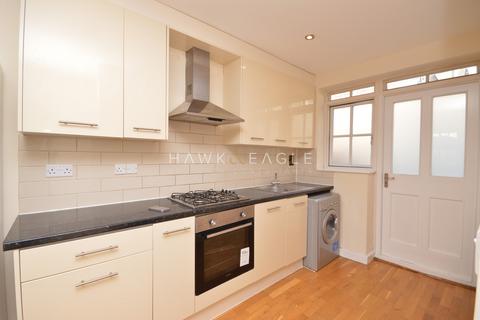 3 bedroom townhouse to rent, Steels Lane, London, Greater London. E1