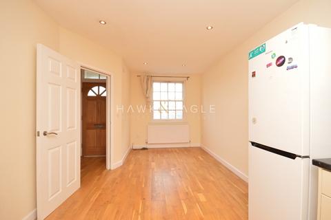 3 bedroom townhouse to rent, Steels Lane, London, Greater London. E1