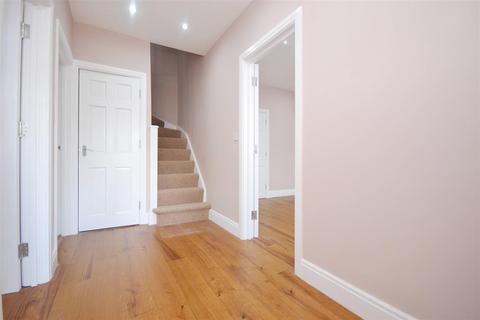 7 bedroom semi-detached house to rent, Fairview Close, London E17