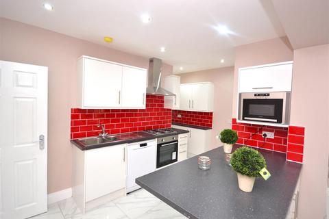 7 bedroom semi-detached house to rent, Fairview Close, London E17