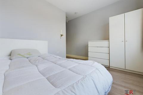 House share to rent, Kings Road, London, NW10 2BN