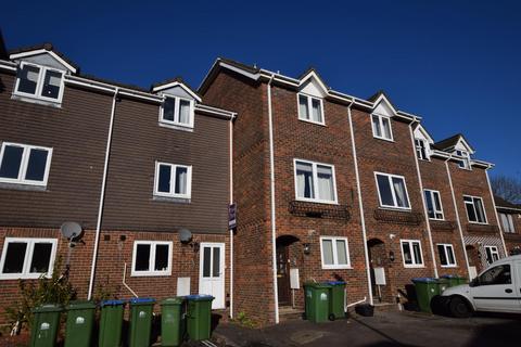 4 bedroom end of terrace house to rent, Berkeley Close, Southampton