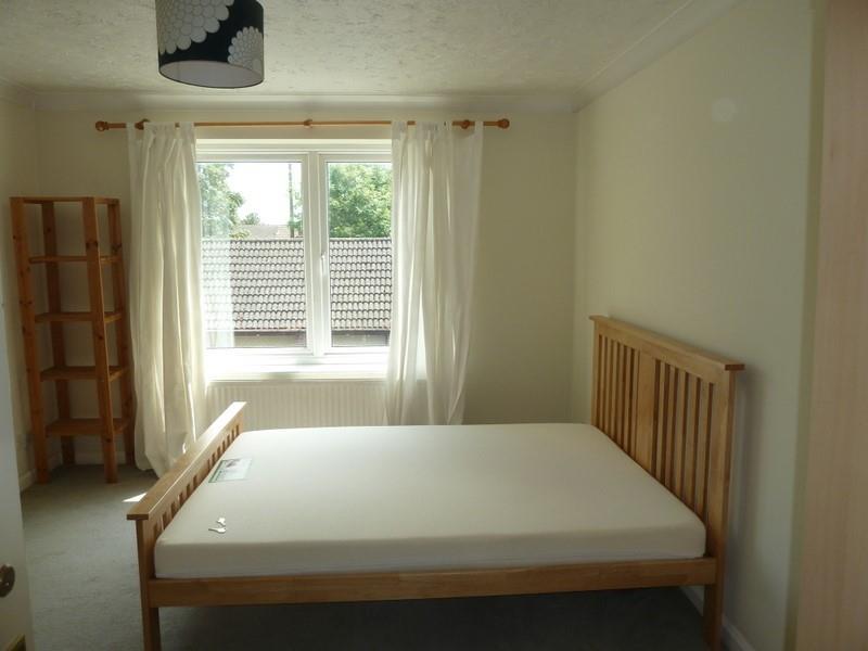 34 Berkeley Close bed 2.jpg