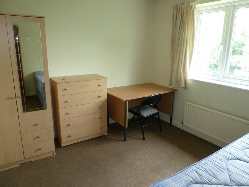 34 Berkeley Close bed 3.jpg