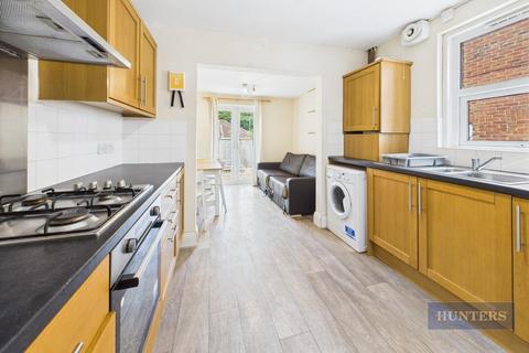 4 bedroom semi-detached house to rent, Newcombe Road, Southampton, Hampshire