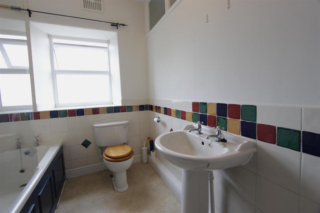6 . Bathroom .JPG