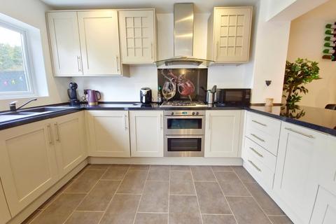 4 bedroom end of terrace house to rent, Norfolk Road, Upminster, RM14