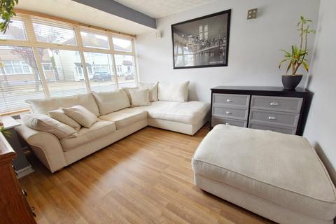 4 bedroom end of terrace house to rent, Norfolk Road, Upminster, RM14