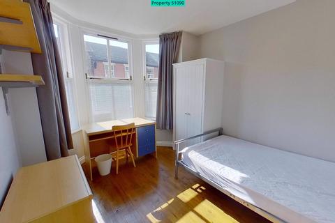 6 bedroom end of terrace house to rent, Teversal Avenue, Nottingham, NG7 1PX