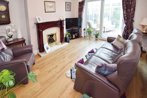 3 bedroom semi-detached house for sale, Fairway, Bradford BD18