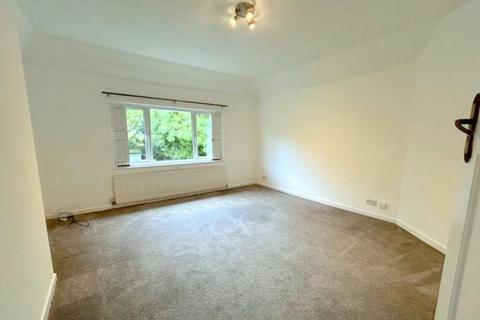 2 bedroom flat to rent, West Heath Drive Golders Hill NW11