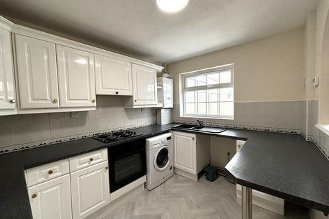 3 bedroom terraced house to rent, Scarborough Avenue, Stevenage