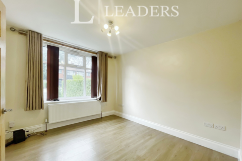 4 bedroom semi-detached house to rent, Meade Hill Road