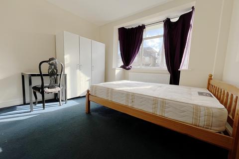 1 bedroom in a house share to rent, Oak Avenue, Hounslow, TW5