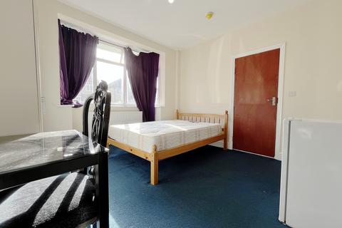 1 bedroom in a house share to rent, Oak Avenue, Hounslow, TW5