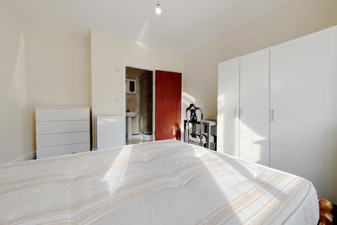 1 bedroom in a house share to rent, Oak Avenue, Hounslow, TW5