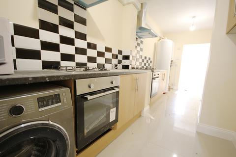 1 bedroom in a house share to rent, Oak Avenue, Hounslow, TW5