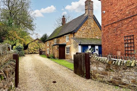 3 bedroom cottage for sale, High Street, Weedon, NN7 4PX.