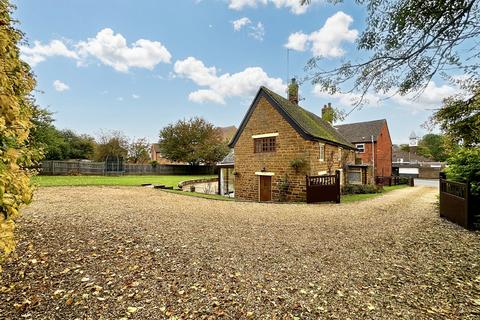 3 bedroom cottage for sale, High Street, Weedon, NN7 4PX.