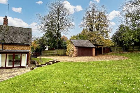 3 bedroom cottage for sale, High Street, Weedon, NN7 4PX.