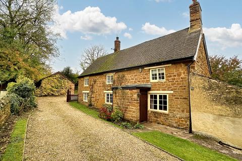 3 bedroom cottage for sale, High Street, Weedon, NN7 4PX.