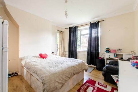 2 bedroom flat to rent, Trent Road, London SW2