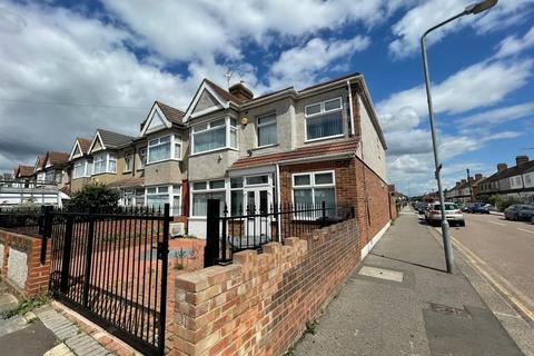 5 bedroom terraced house to rent, Gordon Road, Ilford