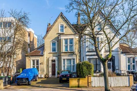 Ground floor flat to rent, N11