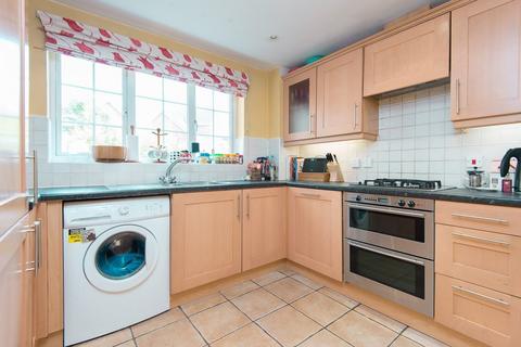 2 bedroom apartment to rent, East Road, London SW19