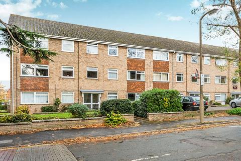 2 bedroom flat to rent, Grove Road, Surrey SM1