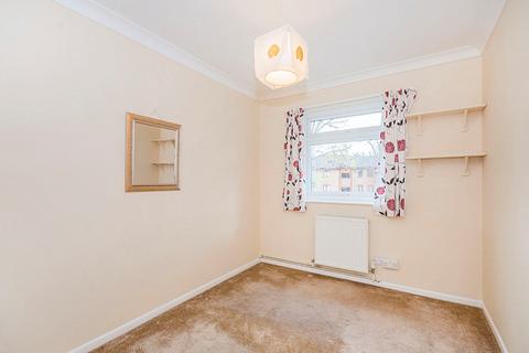 2 bedroom flat to rent, Grove Road, Surrey SM1