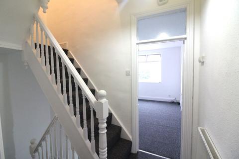 2 bedroom flat to rent, b Station Terrace, Hucknall, Nottingham