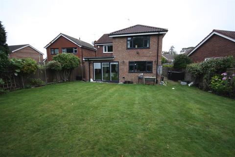 4 bedroom detached house to rent, Bluebell Close, Orpington