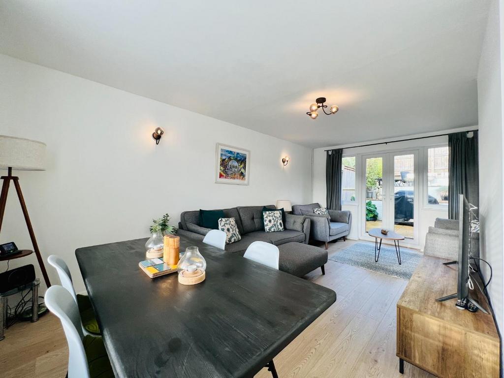 Living Room Diner.jpeg