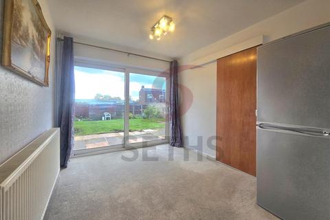 3 bedroom semi-detached house to rent, Birsmore Avenue, Leicester LE4