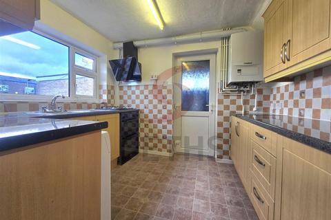 3 bedroom semi-detached house to rent, Birsmore Avenue, Leicester LE4