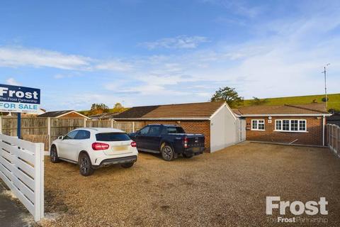 3 bedroom bungalow for sale, Coppermill Road, Wraysbury, Berkshire, TW19