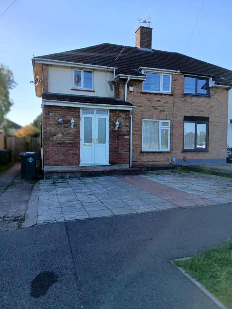 3 Bedroom Semi Detached House in Oxhey, WD19