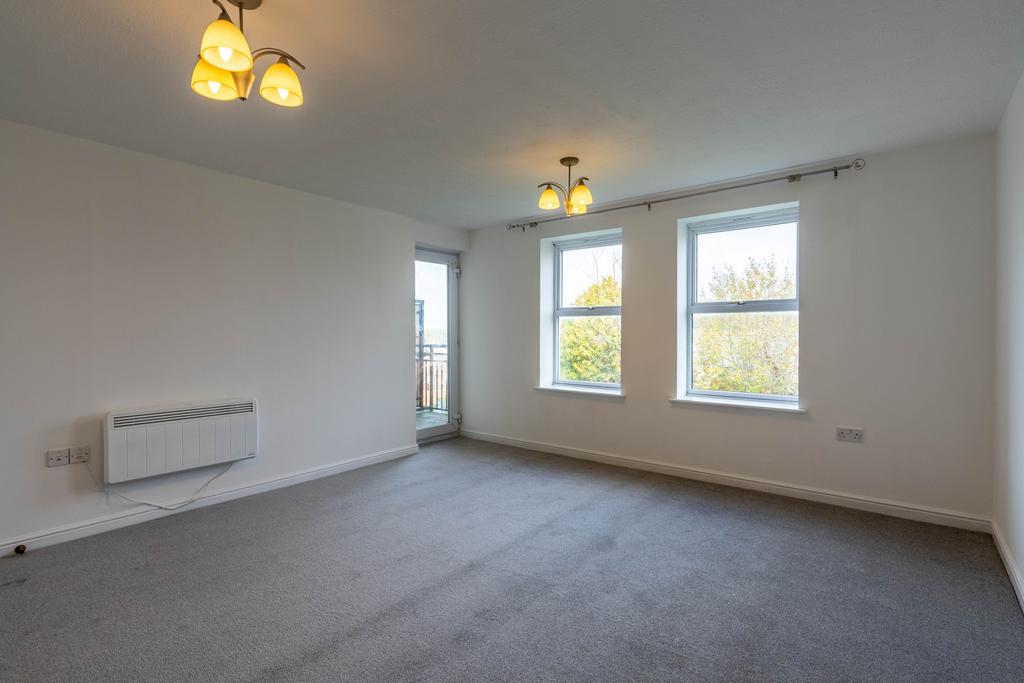Mary Court, Chatham, Kent, ME4 2 bed flat to rent £1,325 pcm (£306 pw)