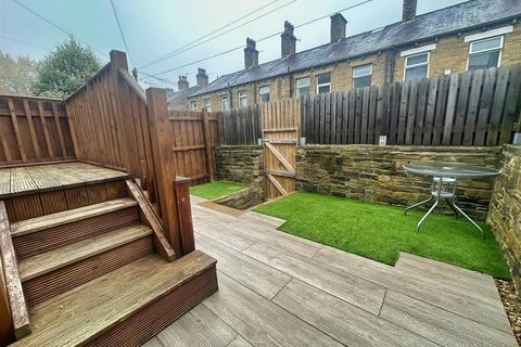 3 bedroom end of terrace house for sale, Abbey Walk, Halifax