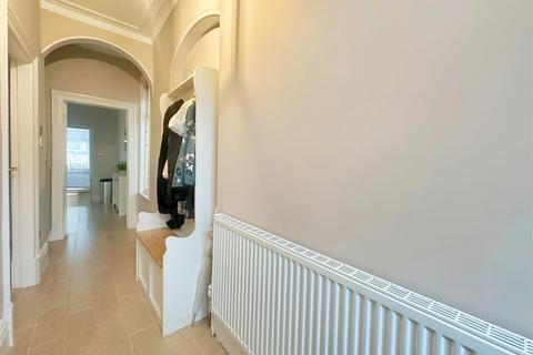 3 bedroom end of terrace house for sale, Abbey Walk, Halifax