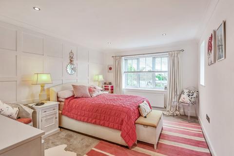 1 Bern Hurst Close, Sellindge, Ashford, TN25 6LN